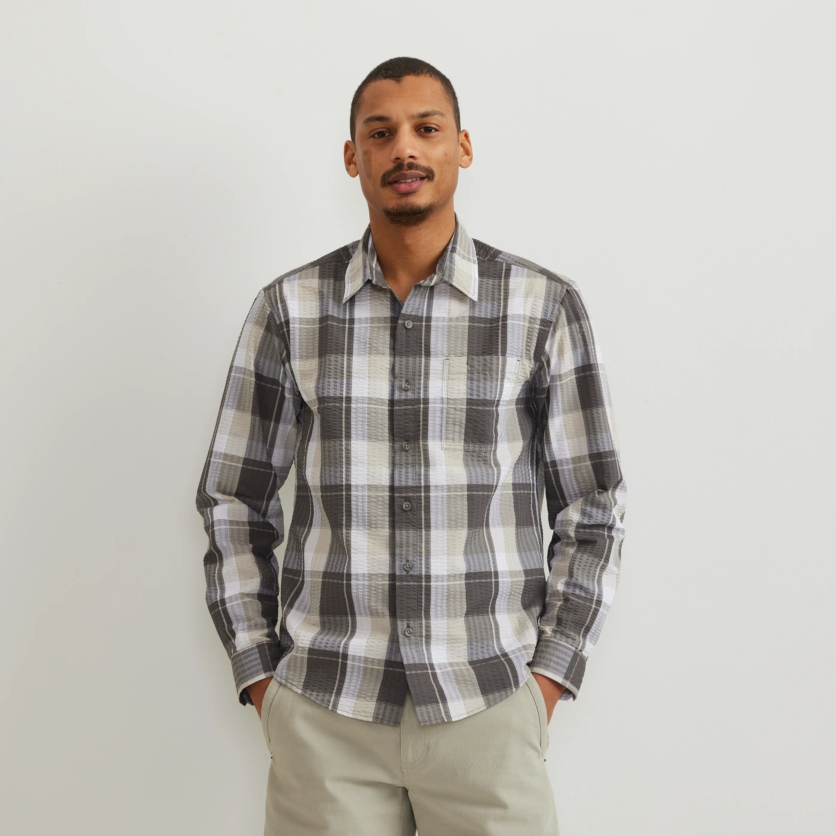 12107-men-s-long-sleeve-pack-it-3.0-seersucker-shirt-5.webp Men's Long-Sleeve Pack It 3.0 Seersucker Shirt