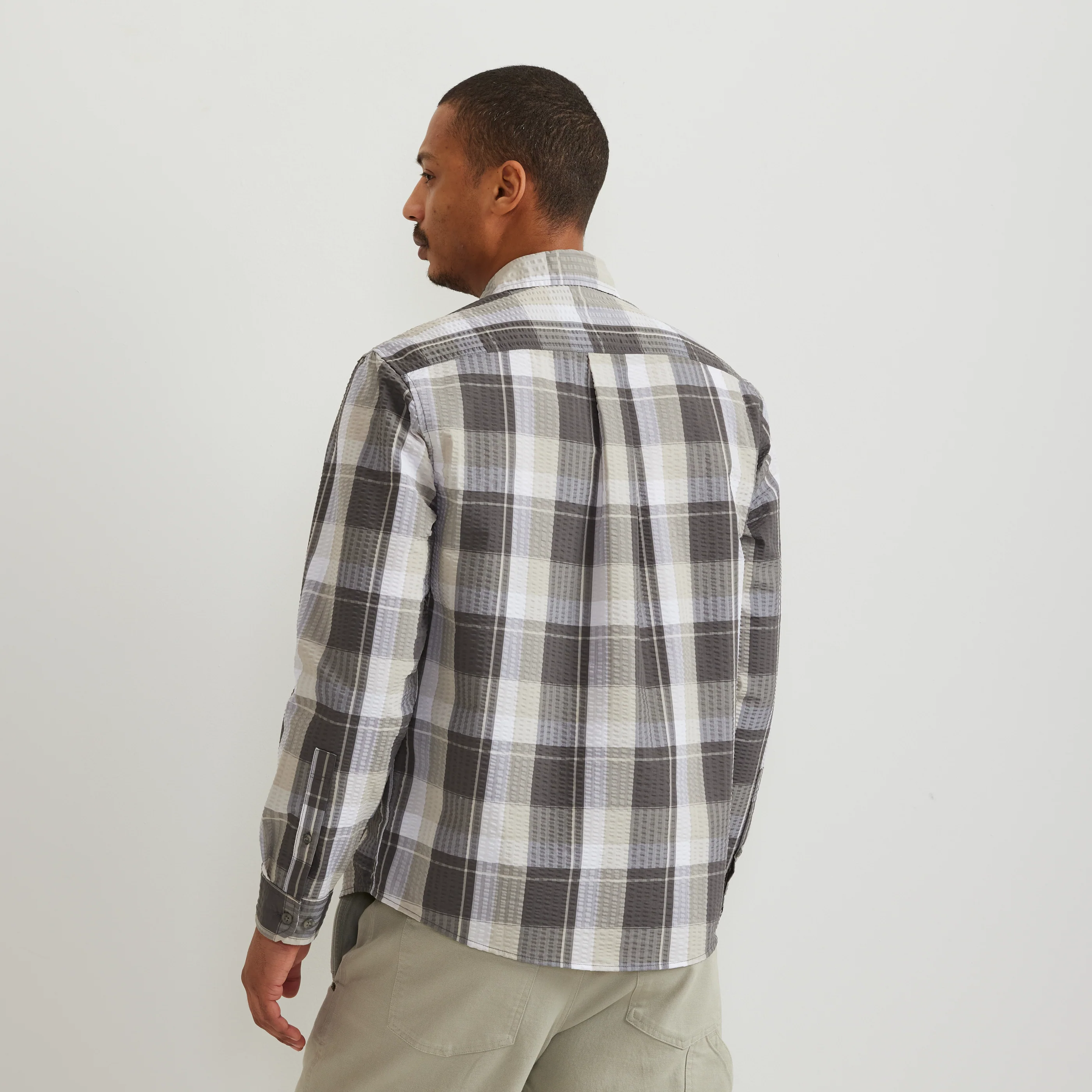 12107-men-s-long-sleeve-pack-it-3.0-seersucker-shirt-9.webp Men's Long-Sleeve Pack It 3.0 Seersucker Shirt