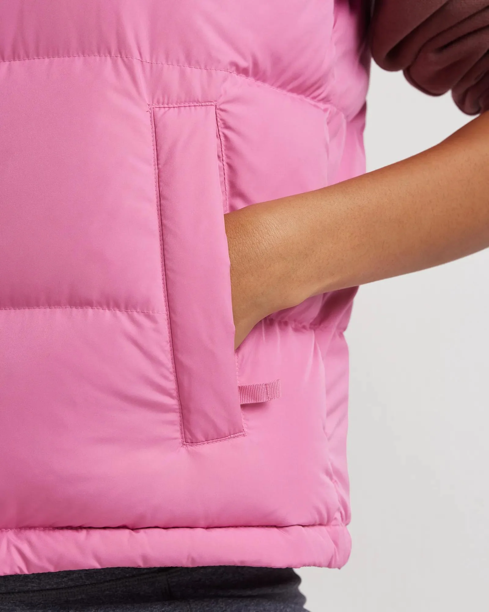 21424-women-s-ketchum-short-down-hooded-vest-17.webp Women's Ketchum Short Down Hooded Vest