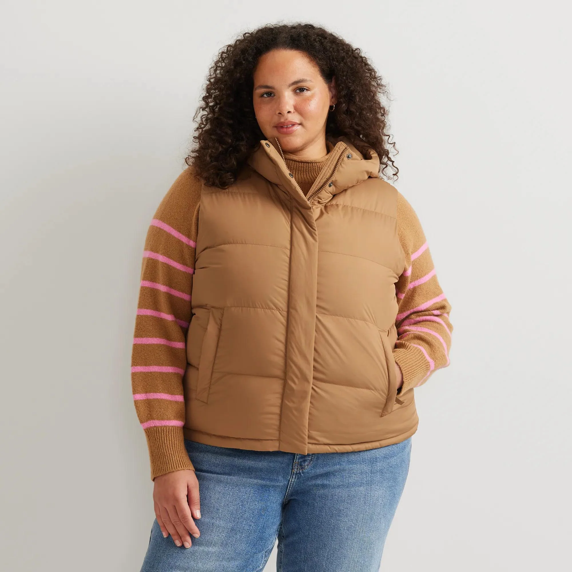 21424-women-s-ketchum-short-down-hooded-vest-24.webp Women's Ketchum Short Down Hooded Vest