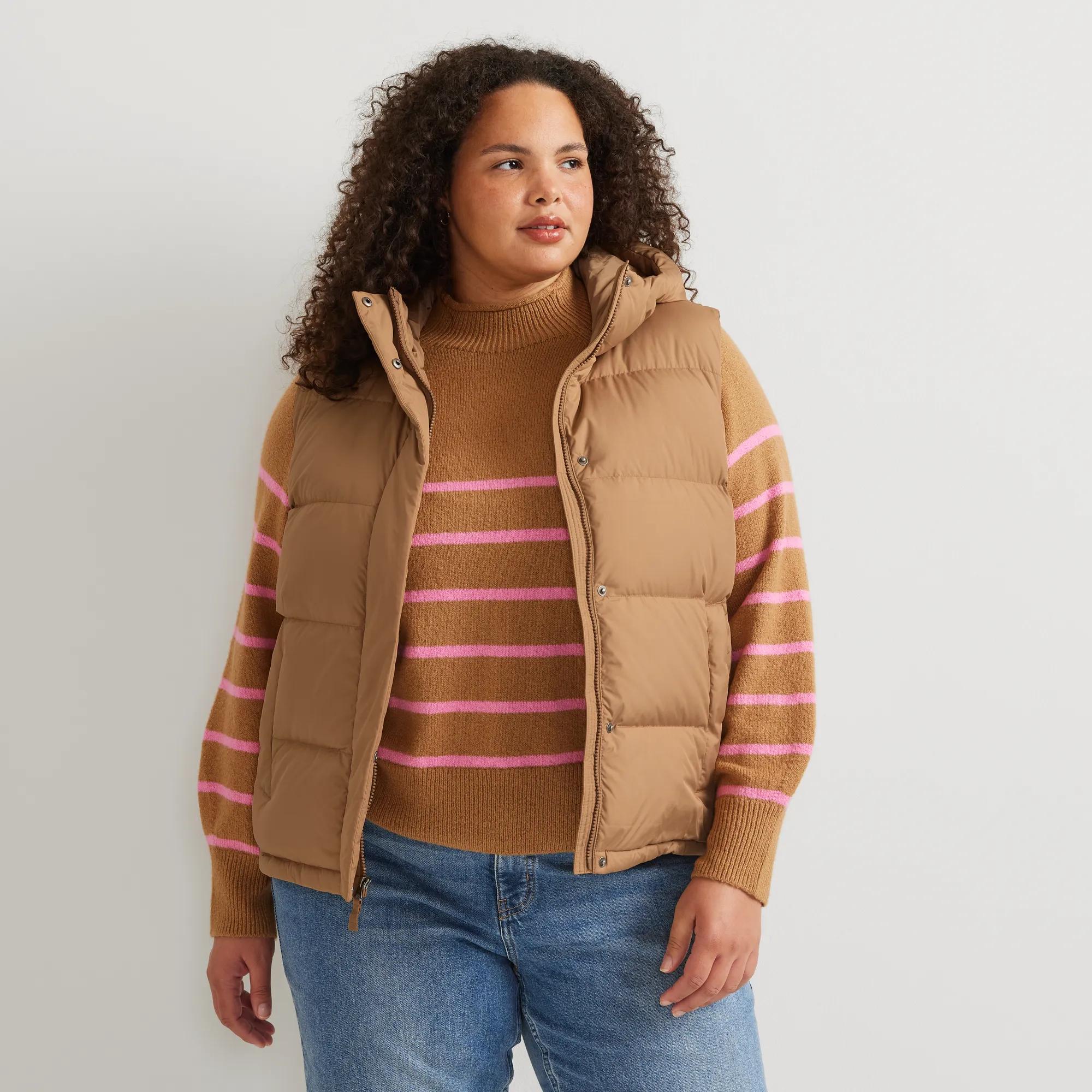 21424-women-s-ketchum-short-down-hooded-vest-29.jpg Women's Ketchum Short Down Hooded Vest