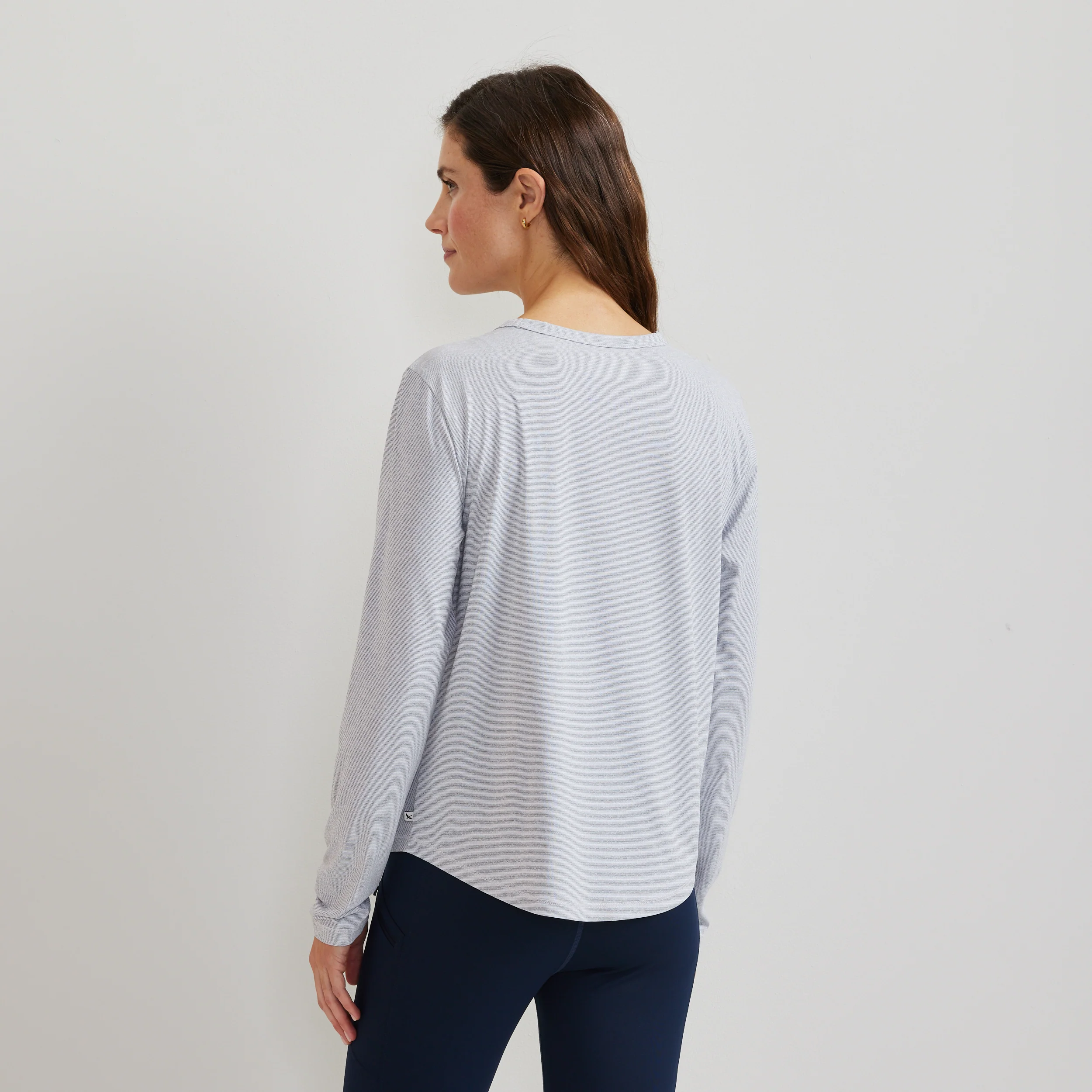9826-women-s-trek-light-hike-long-sleeve-crewneck-t-shirt-2.webp Women's Trek Light Hike Long-Sleeve Crewneck T-Shirt