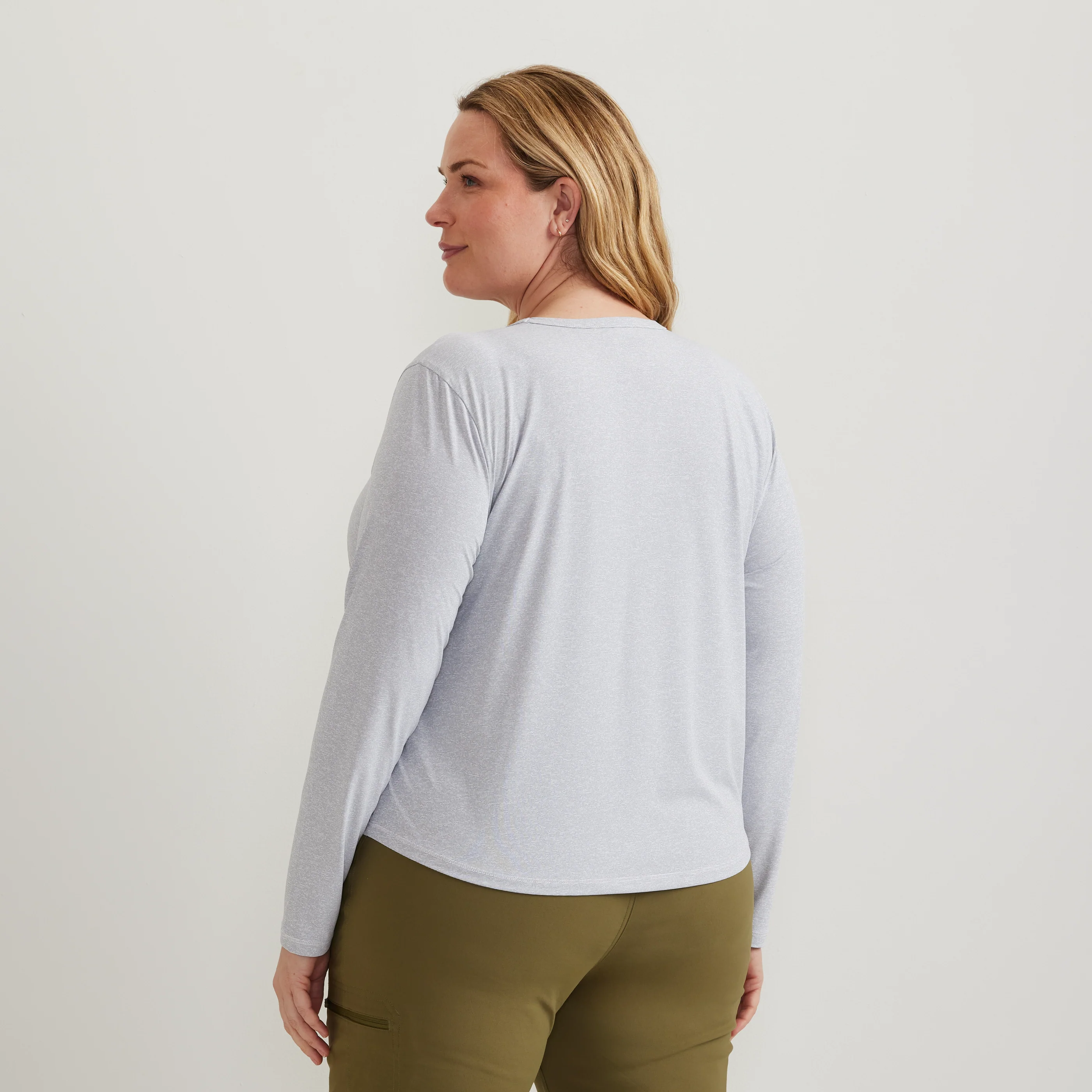 9826-women-s-trek-light-hike-long-sleeve-crewneck-t-shirt-4.webp Women's Trek Light Hike Long-Sleeve Crewneck T-Shirt